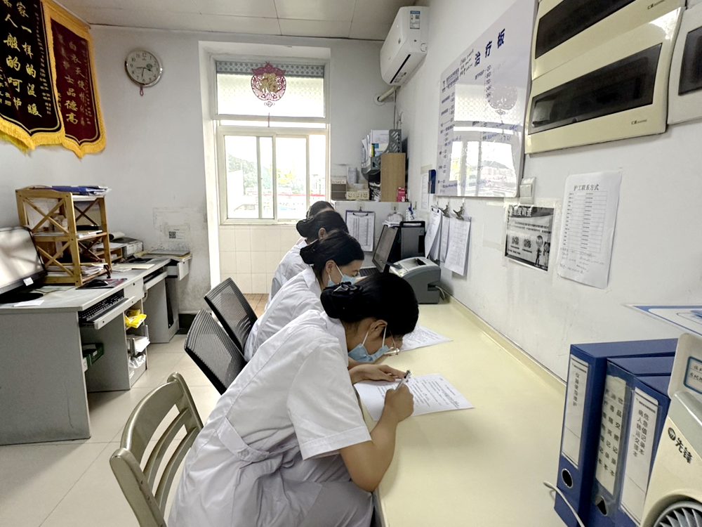亦师亦友共进步  护理新兵初长成